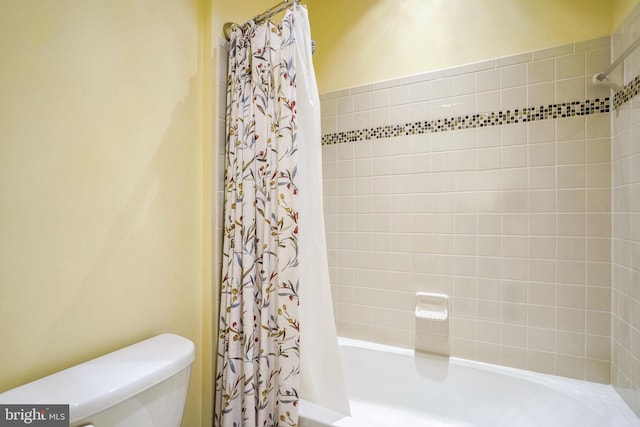 bathroom featuring toilet and shower / bath combo