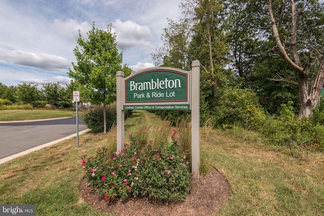 community / neighborhood sign featuring a lawn