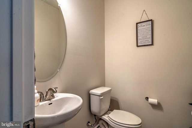 bathroom featuring toilet and sink