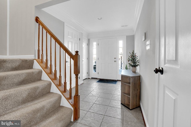 foyer with crown molding