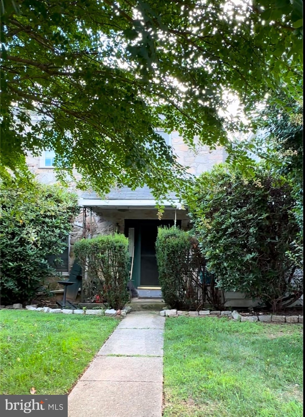 view of front of house with a front lawn