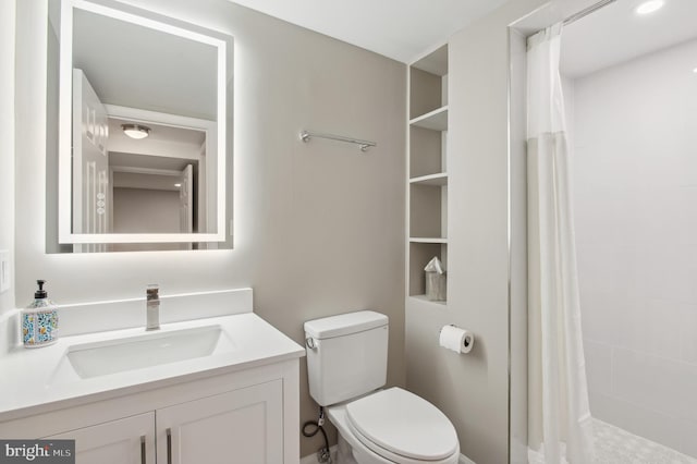 full bath featuring a shower with shower curtain, vanity, and toilet