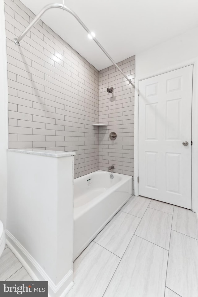 bathroom with tiled shower / bath