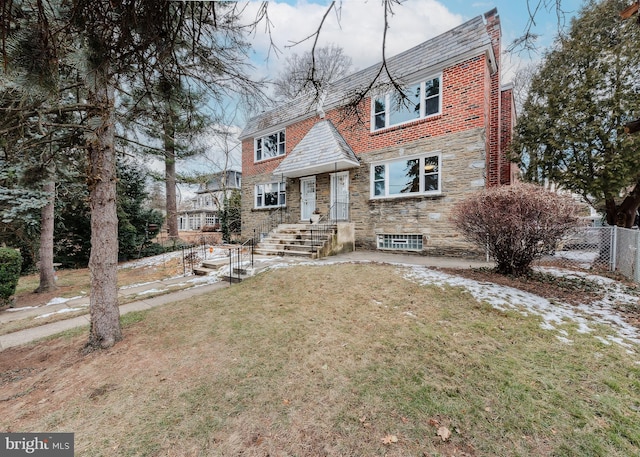 view of front of home featuring a front lawn