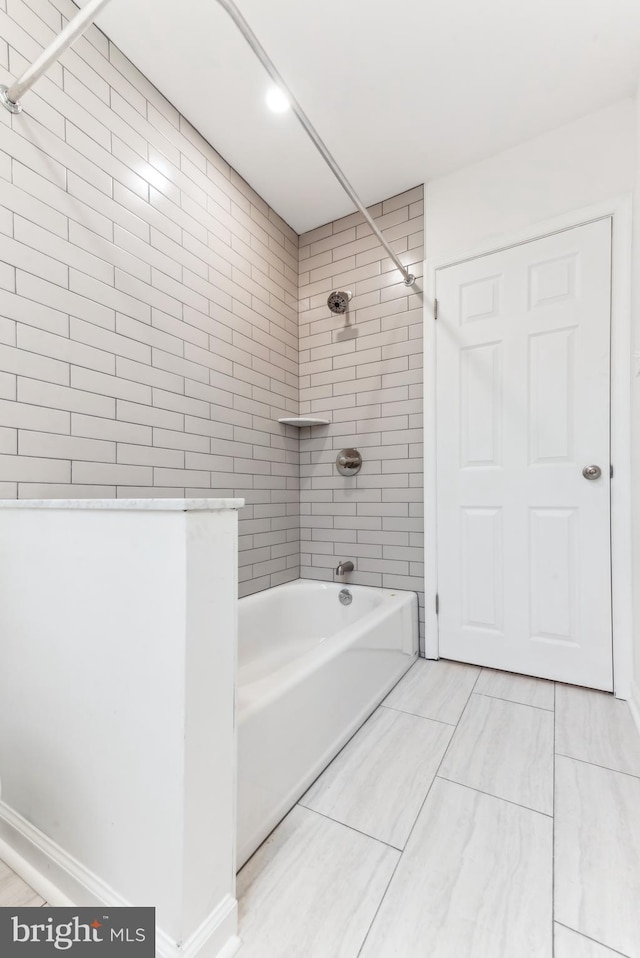 bathroom with tiled shower / bath