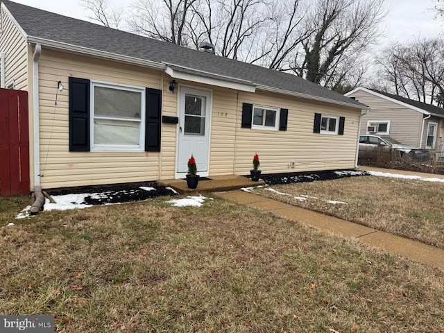 view of front of house featuring a front lawn