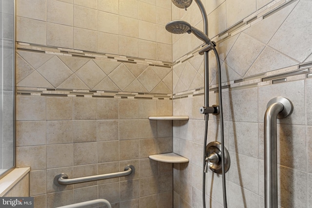 bathroom featuring tiled shower