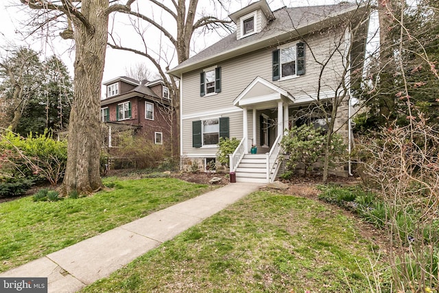 view of front of property featuring a front yard