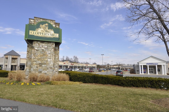 view of property's community featuring a yard