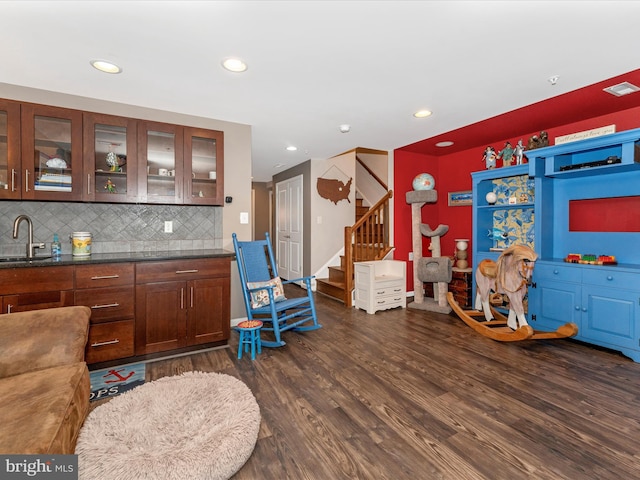 bar featuring tasteful backsplash, dark hardwood / wood-style floors, and sink