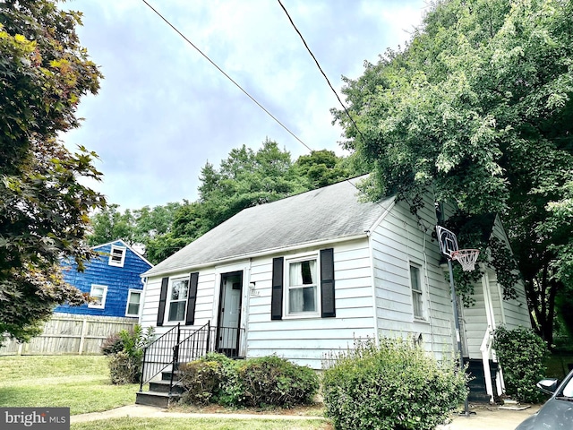 view of front of property with a front lawn