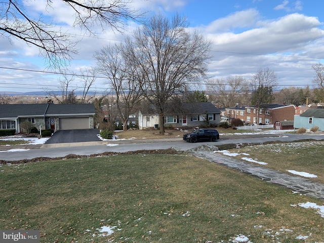 view of front facade featuring a garage and a front yard