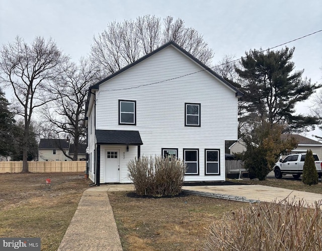 view of front of home featuring a front lawn