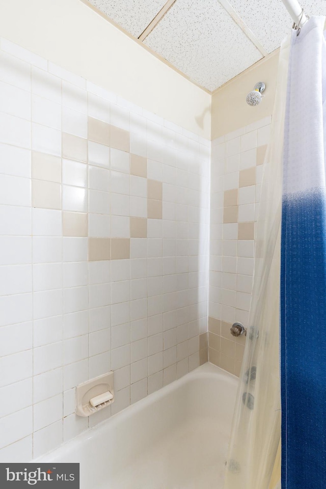 bathroom featuring shower / tub combo