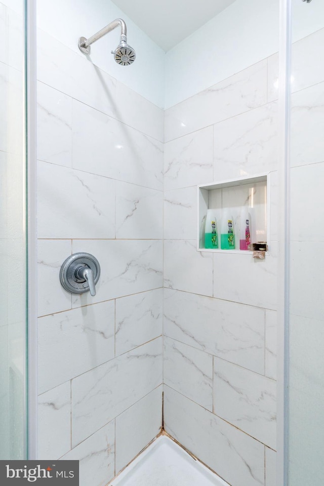 bathroom featuring a tile shower