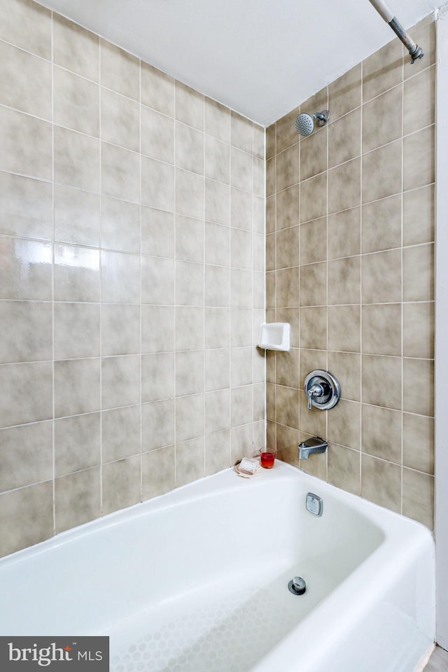 bathroom with tiled shower / bath combo