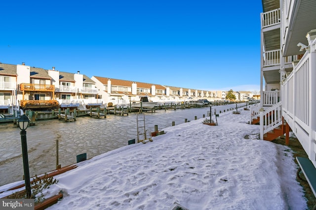 view of yard featuring a water view