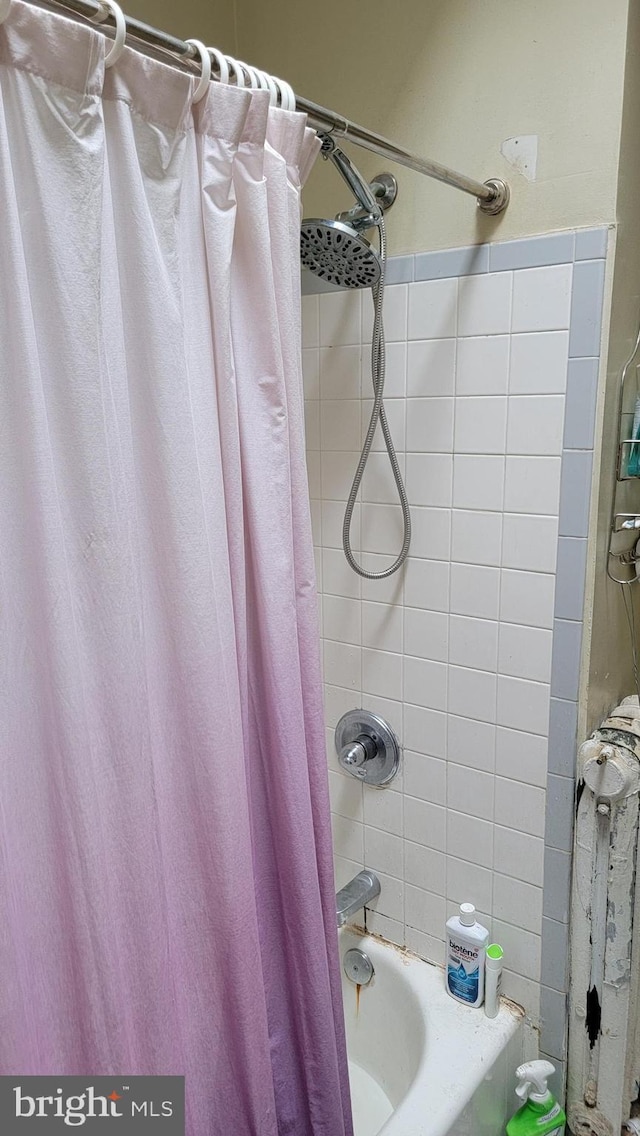 bathroom with shower / bathtub combination with curtain