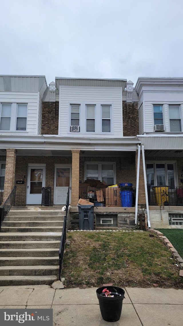 townhome / multi-family property featuring covered porch