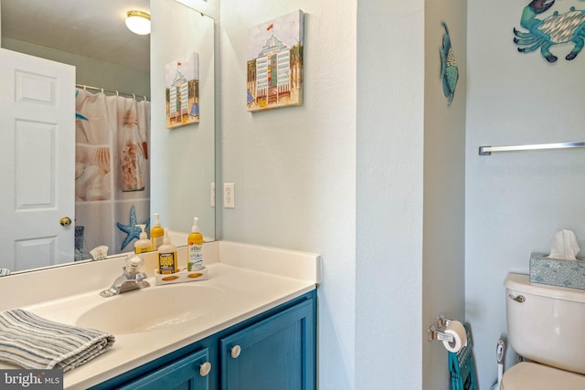 bathroom featuring a shower with curtain, vanity, and toilet