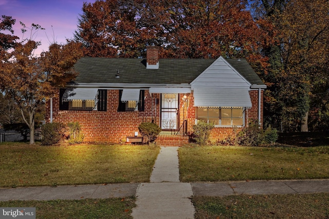 bungalow featuring a lawn