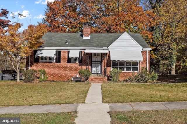 bungalow featuring a front yard