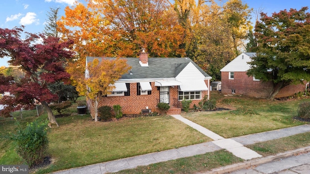 view of front of home with a front lawn