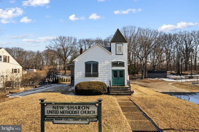 view of front of house with a front lawn