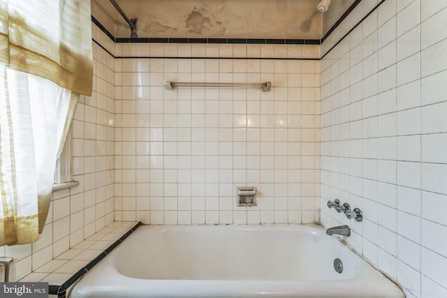 bathroom with tiled shower / bath