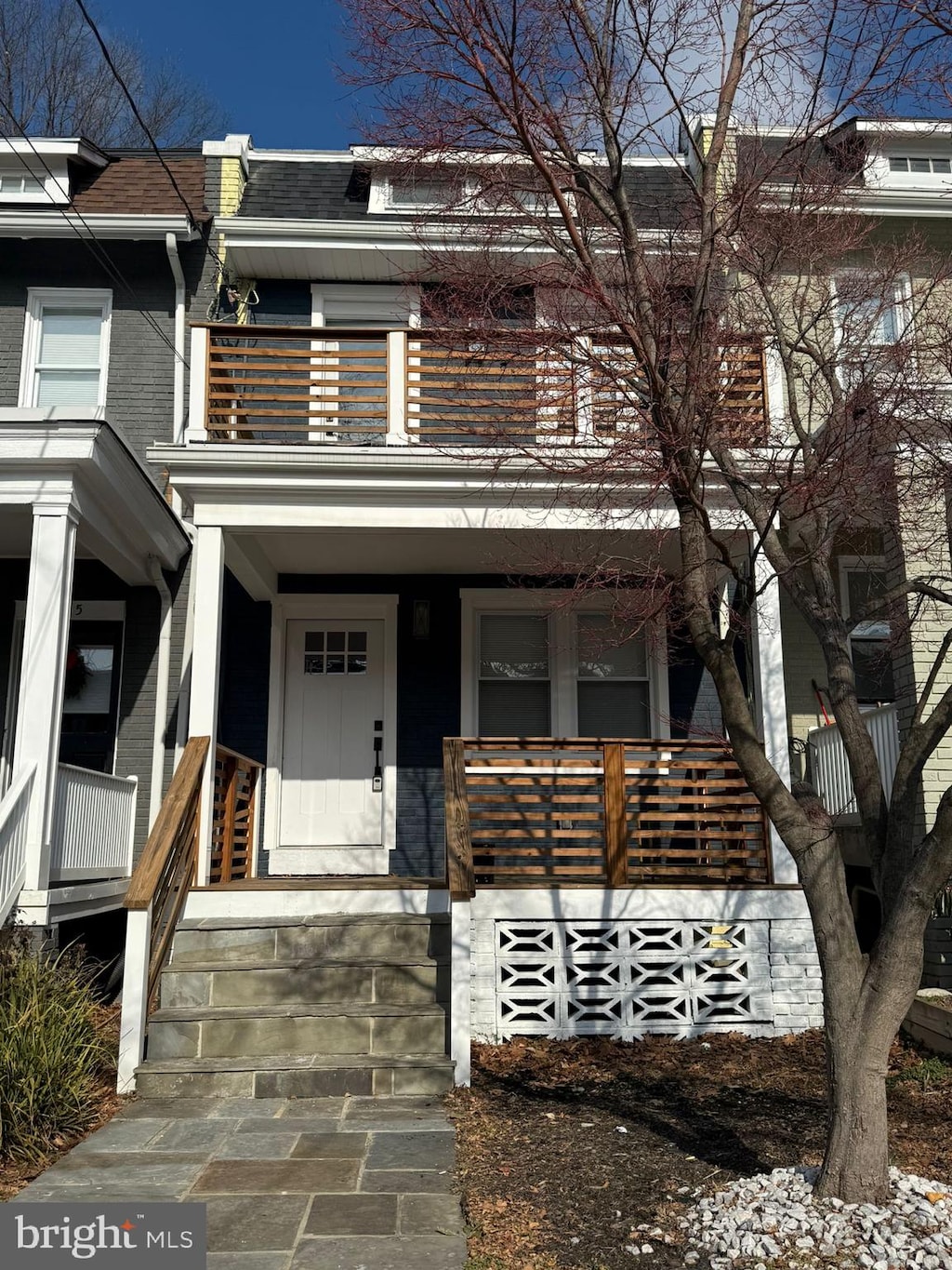 view of front of property featuring a balcony