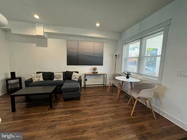 sitting room with dark wood-style flooring, recessed lighting, and baseboards