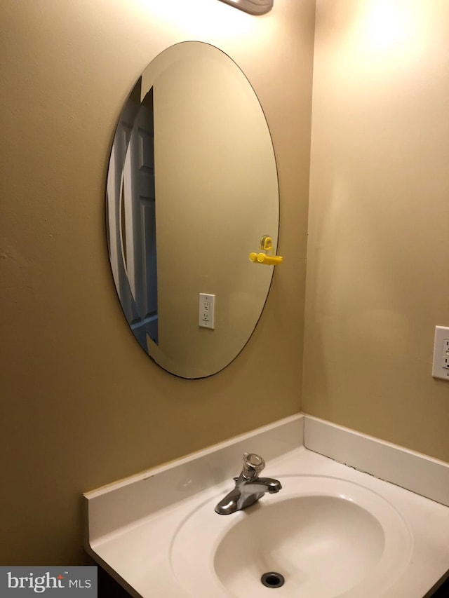 bathroom featuring sink