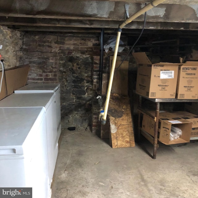 basement featuring washer and clothes dryer