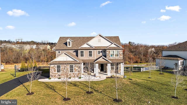 view of front of property featuring a front lawn