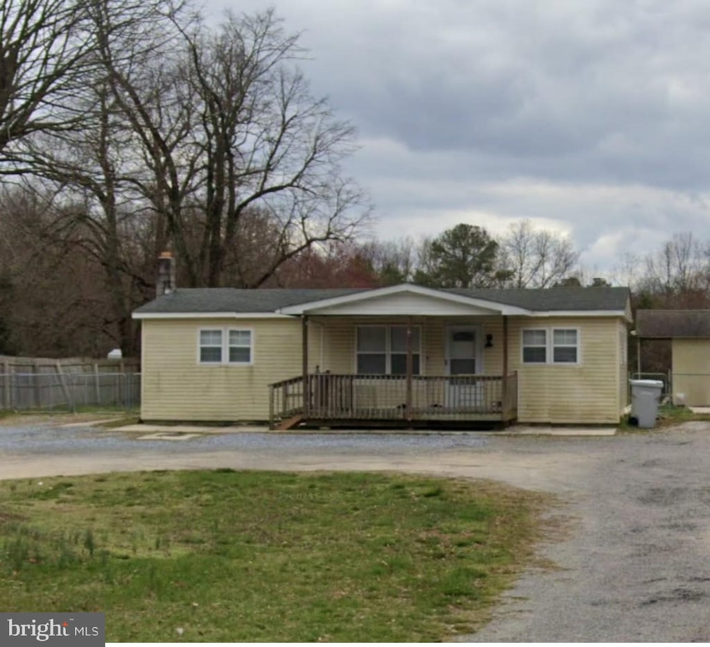 ranch-style house featuring covered porch