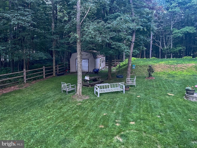 view of yard featuring a storage shed