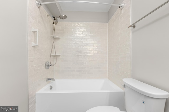 bathroom with tiled shower / bath and toilet