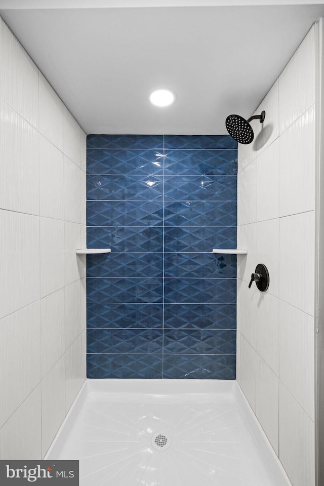 bathroom featuring a tile shower