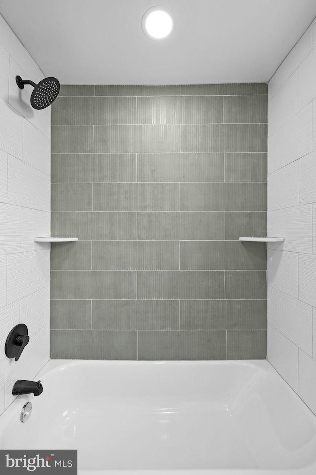 bathroom with tiled shower / bath combo