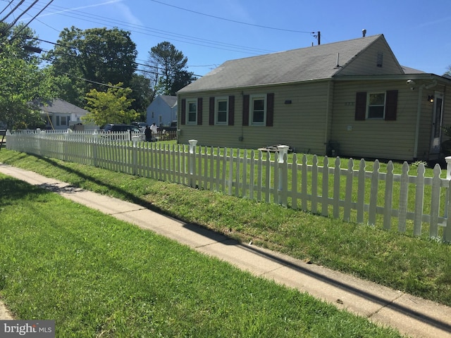 view of front facade featuring a front lawn and a fenced front yard