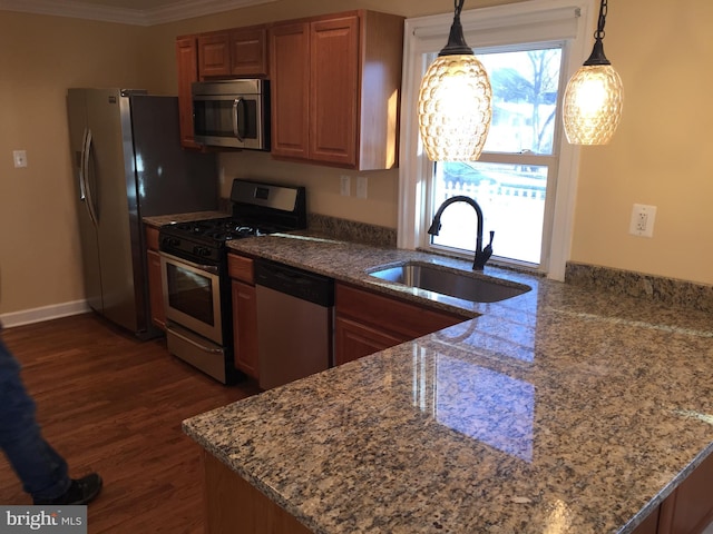 kitchen featuring sink, kitchen peninsula, appliances with stainless steel finishes, and plenty of natural light