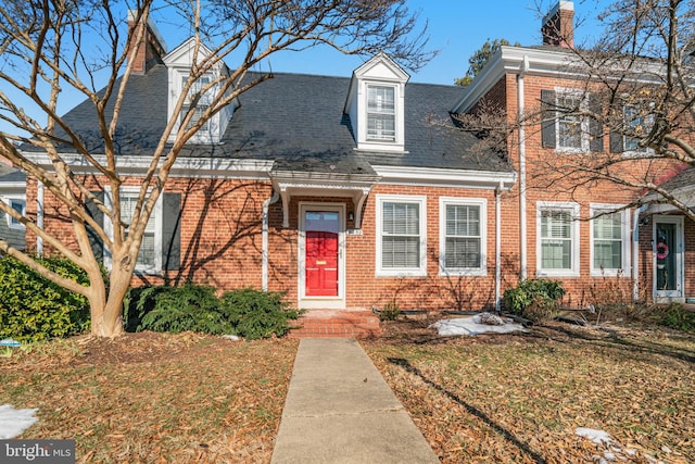 view of front of property featuring a front yard