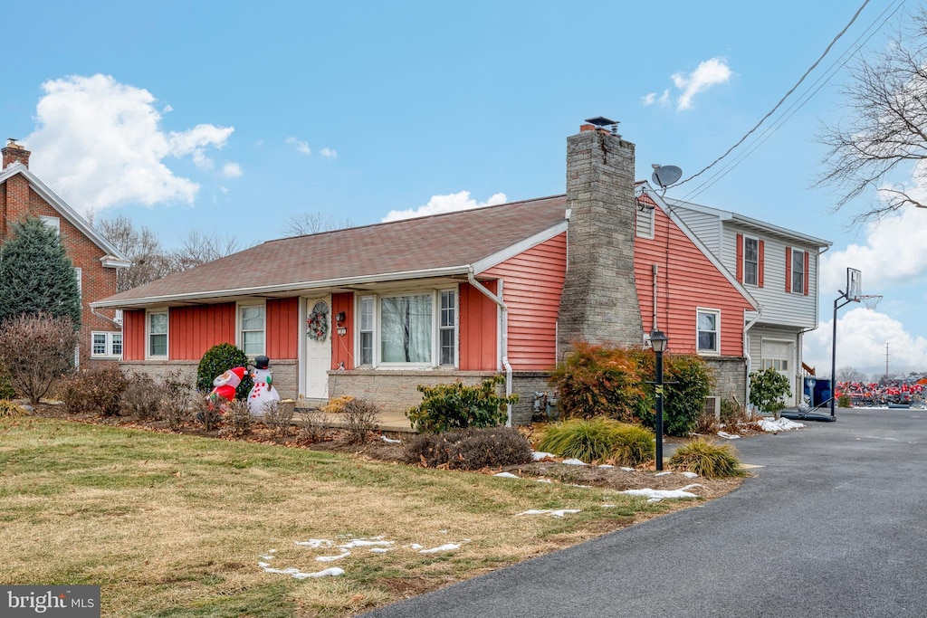 view of front of home with a garage and a front lawn