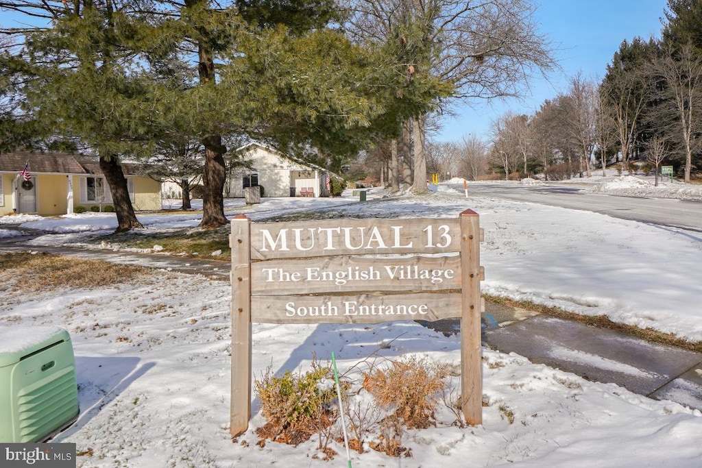 view of community / neighborhood sign