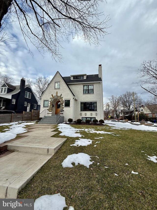 view of front of home with a front lawn