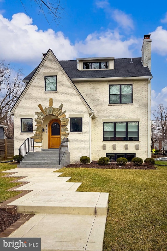 view of front of home featuring a front yard