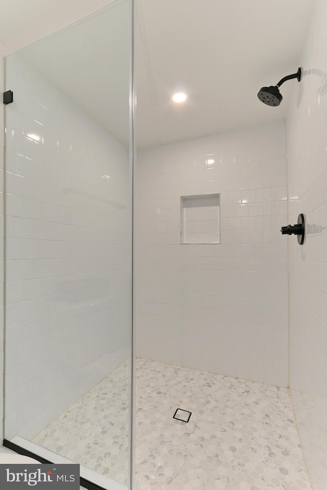 bathroom featuring tiled shower