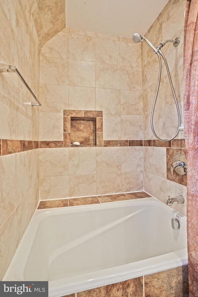 bathroom with tiled shower / bath