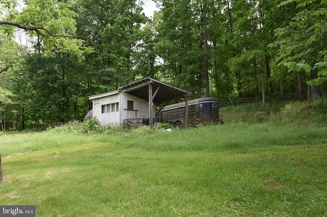 view of yard featuring an outdoor structure