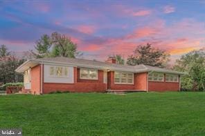 view of front of property featuring a lawn